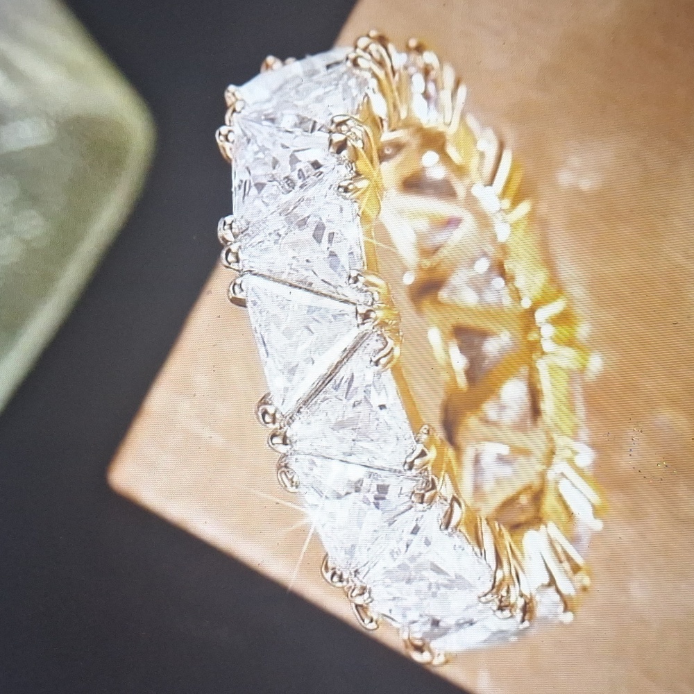 New Elegant Women's Cubic Zirconia Yellow Gold Ring - Picture 3 of 5